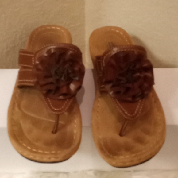 Cliffs by White Mountain Sandals - Picture 2 of 16